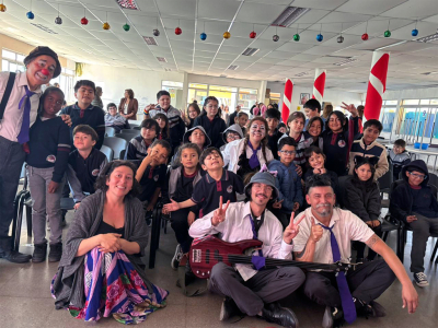 Plan de Revinculación Educativa lleva teatro y marionetas a escuelas de San Antonio   