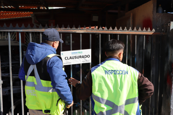 Municipio clausura taller irregular y retira veh&iacute;culos abandonados en Llolleo Alto