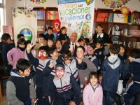 Alcalde Omar Vera con niños de la escuela Movilizadores Portuarios da a conocer el panorama de vacaciones de invierno