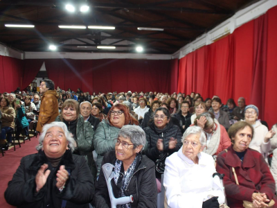 Más de 350 personas reviven las canciones del ayer en la Velada del Recuerdo de San Antonio