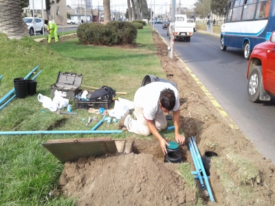 Con sistema semiautomático modernizan riego del  cesped frente a plaza de Barrancas