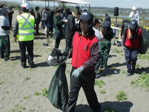 Estudiantes participan en el Día Internacional de Limpieza de Costas y Playas