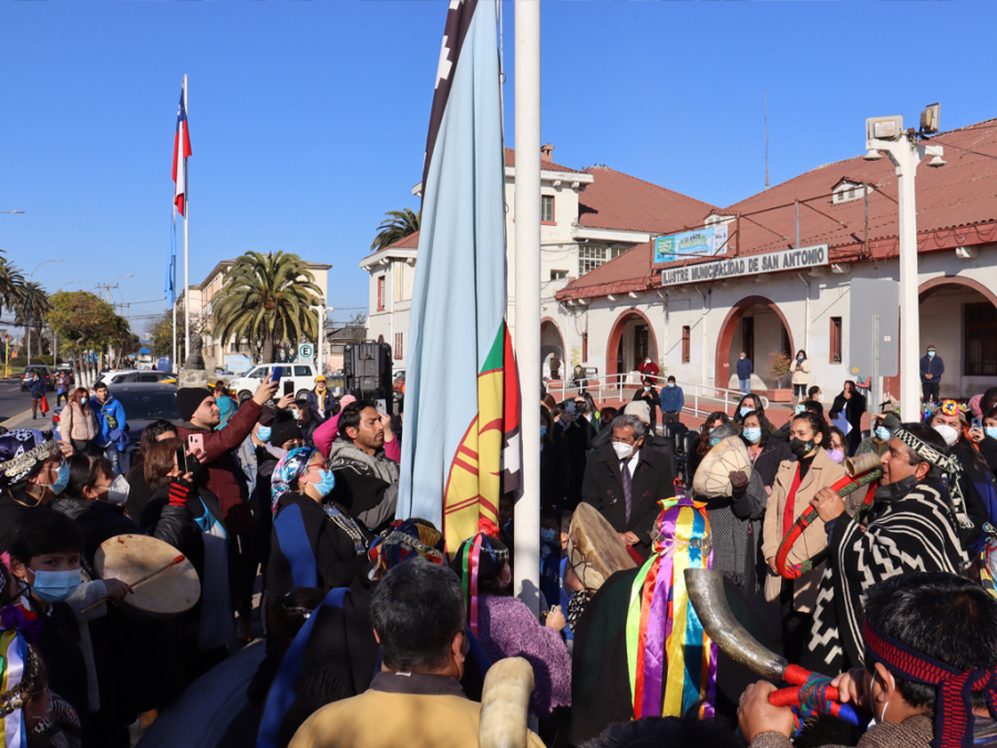 Con izamiento de bandera mapuche se inició el mes de los Pueblos  Originarios