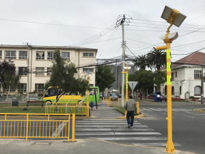 Municipio instala cruces peatonales inteligentes que funcionan con energía solar