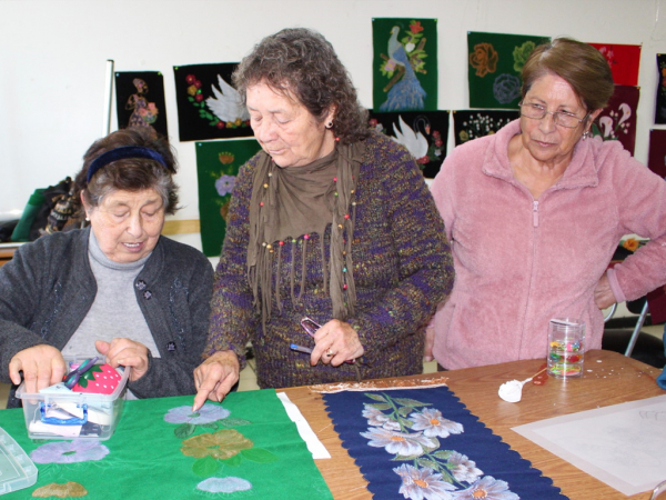 Adultos mayores disfrutan en taller municipal de floki