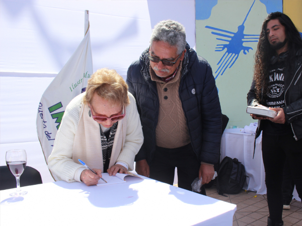 Escritora Perla Vallejo realizó lanzamiento de libro en la plaza de Llolleo