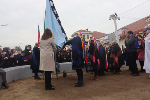 San Antonio comienza las celebraciones del Mes de los Pueblos Originarios con izamiento del Wenufoye en el frontis municipal