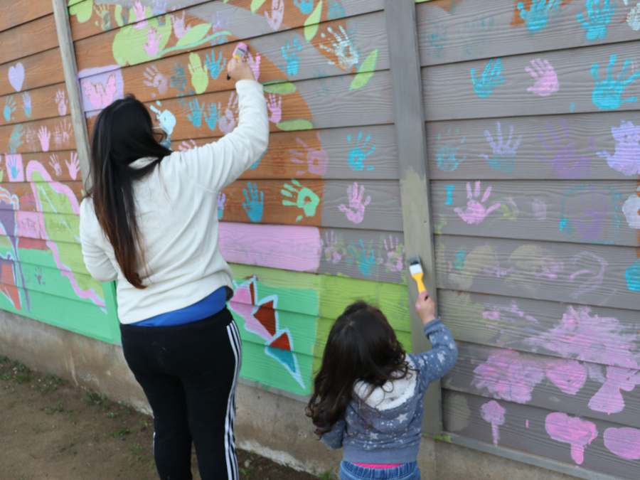 En Los Llanos  de Bellavista se pinta mural en  la sede vecinal de la población