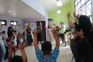 Niños y niñas potenciaron su creatividad e imaginación en taller de cuento en sala Hepi Crianza