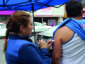 200 sanantoninos se vacunaron contra la influenza en calle Centenario