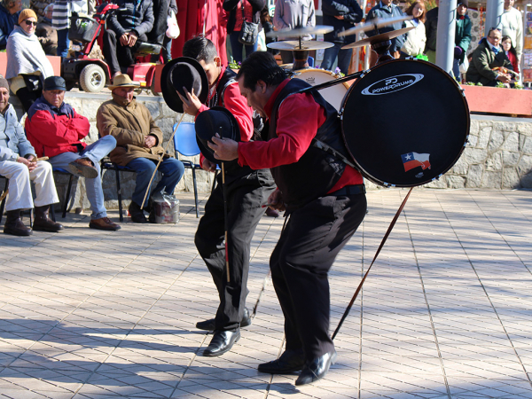 &ldquo;Bombo Tr&iacute;o&rdquo; y la familia Toledo trajeron nostalgia y tradici&oacute;n de los chinchineros en Colores y Sonidos de mi Tierra