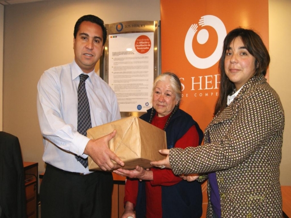 Caja de compensación Los Héroes donó cajas de mercadería a adultos mayores