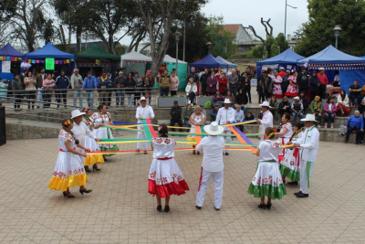 Entre colores y bailes se celebró el Día Mundial del Folclore