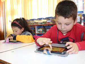 Niños del parvulario “Rayito de Sol” potencian sus habilidades matemáticas con modernos tablet
