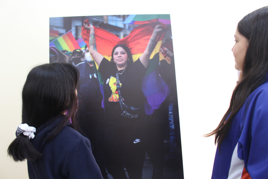 Exposición fotográfica por el Mes del Orgullo recorre con éxito las escuelas de la comuna