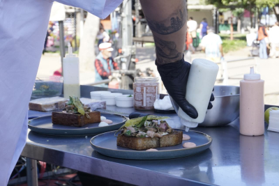 La actividad reunió a emprendedores locales y vecinos en torno a la cocina y la identidad territorial.
