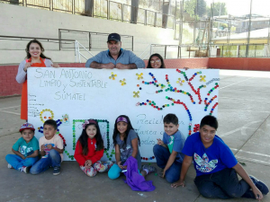 Escuela de Cerro Alegre lucirá mural hecho con reciclaje por sus alumnos