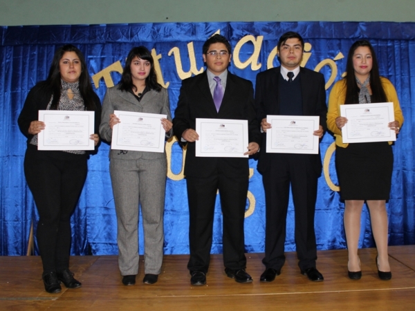 Ex alumnos del Instituto Comercial recibieron sus títulos técnicos  para insertarse en el mundo laboral