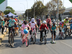 Cicletada Familiar por los niños y niñas con cáncer repartió alegría y entretención en San Antonio