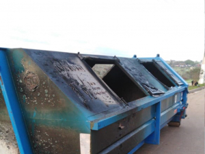 Dos contenedores de residuos fueron quemados en el sector de Las Colinas 1 y 2 en Llolleo Alto