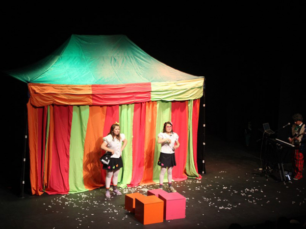 Niños de San Antonio le dicen NO a la comida chatarra en entretenida obra teatral