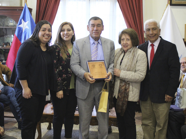 Emoción y recuerdos marcan ceremonia de despedida de docentes que se acogieron a retiro