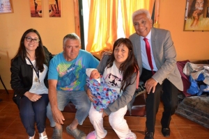 Alcalde Omar Vera visita al primer sanantonino nacido este 2016