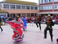 Delegaciones folclóricas de Latinoamericana deleitaron con los mejor de sus danzas a estudiantes municipales
