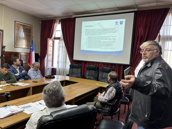 Presentan proyecto de mejoramiento de instalaciones del terminal de buses a dirigentes sociales