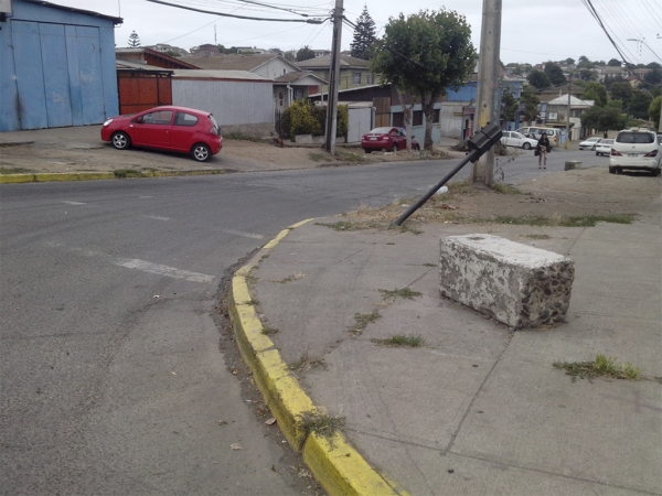 Un Gran Camion arrasó semáforo en Avda. Chile