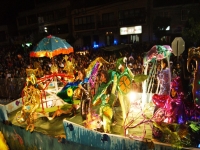 Miles de personas disfrutan del espectacular cierre del carnaval de Murgas y Comparsas de San Antonio