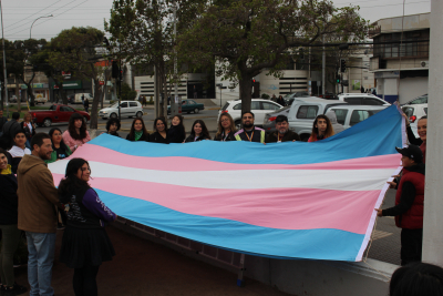 Alcaldía Ciudadana conmemora el Día de la Despatologización Trans con izamiento de bandera en el Frontis Municipal