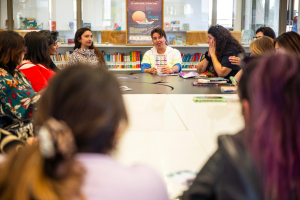 Sanantoninas se inspiran en escritoras y sus obras literarias para crear bordado colectivo