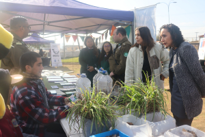 Niñas y niños recuperan con sus creaciones ecológicas conocida plaza en calle Ginebra con Olegario Henríquez