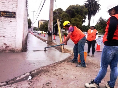 Municipio construye veredas en entorno de hospital