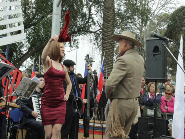 Sanantoninos se lucieron bailando cueca brava con Sigrid Alegr&iacute;a en plaza de Llolleo