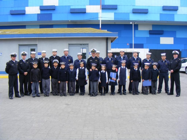 En el Mes del Mar, estudiantes de la Esc. Villa Las Dunas,sorprender a personal de la Armada con versos y poes&iacute;as