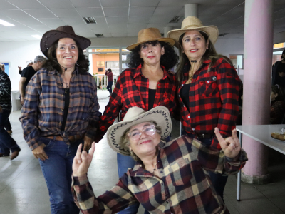 Adultos Mayores&nbsp; disfrutaron de una entretenida&nbsp; fiesta estilo " mal&oacute;n"