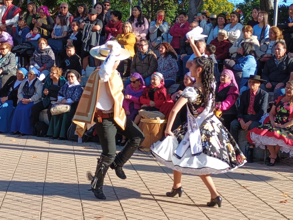 La plaza de Llolleo se llen&oacute; de alegr&iacute;a con la Gala Aniversario de la Mesa Comunal del Folclore