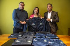 Donan vestuario institucional a gu&iacute;as tur&iacute;sticos de San Antonio