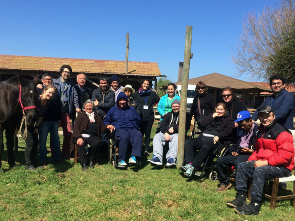 Usuarios de CCR Llolleo realizan terapia en compa&ntilde;&iacute;a de caballos